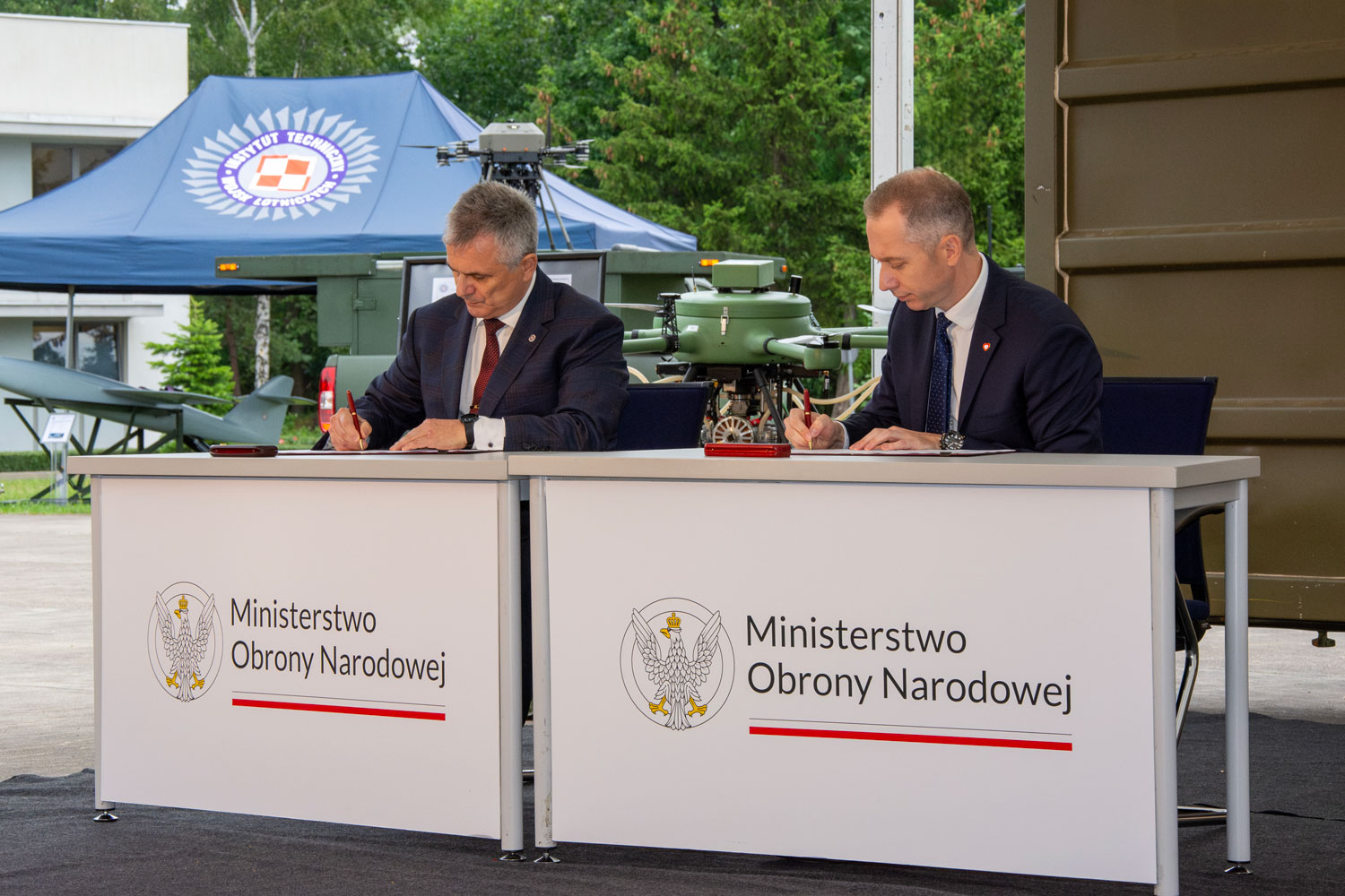 Secretary of State in the Ministry of National Defence, Cezary Tomczyk, signs contracts for targeted subsidies with Military Research Institutes